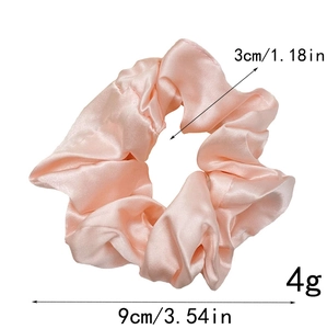 Vue détaillée du chouchou en soie rose montrant le diamètre de 9cm et l'épaisseur de 3cm