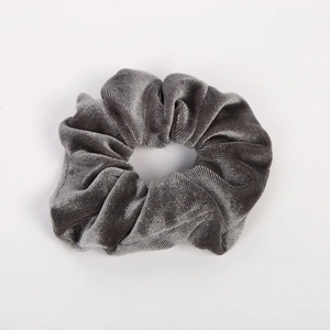 Chouchou classique en velours gris foncé avec texture douce et éclat élégant pour la coiffure