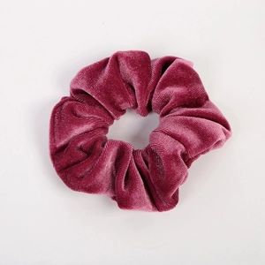 Détail du chouchou en velours bordeaux montrant la texture premium et le design plissé