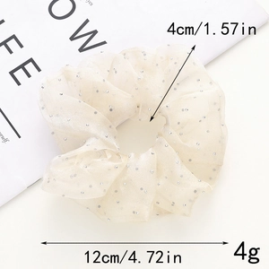 Détail chouchou en tulle crème avec paillettes argentées et diamètre de 12 cm de large