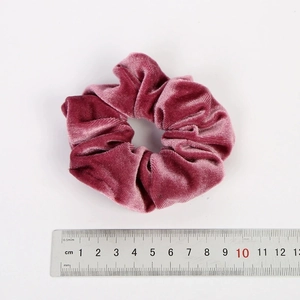 Détail du chouchou en velours rose foncé mesurant 9 cm avec une règle en métal