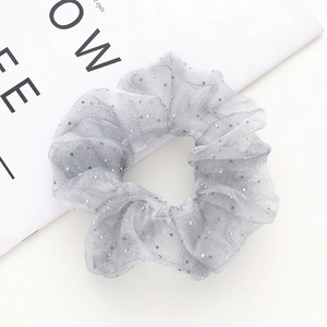 Chouchou en maille argentée avec strass scintillants pour coiffure élégante