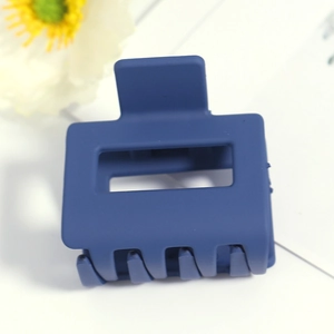 Pince à cheveux rectangulaire bleu marine mat avec design ajouré pour queue de cheval