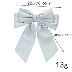 Vue détaillée des dimensions du grand nœud en satin gris clair: largeur 22cm et poids 13g
