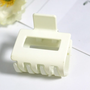 Vue rapprochée de la pince à cheveux carrée crème mate avec un design rectangulaire