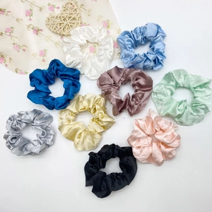 Chouchous en Satin pour Femmes Couleur Unie Brillants Attaches Cheveux Élégants Grands Élastiques Cheveux pour Bureau Quotidien