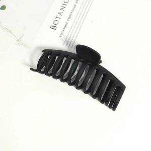 Matte black 14cm large shark hair claw clip on magazine with multi-tooth design