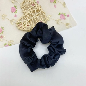 Chouchou élégant en satin de soie noire avec texture plissée douce pour femme