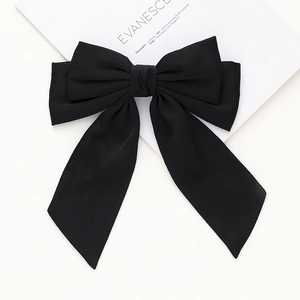 Barrette élégante en satin noir avec nœud à trois couches et de longs rubans fluides