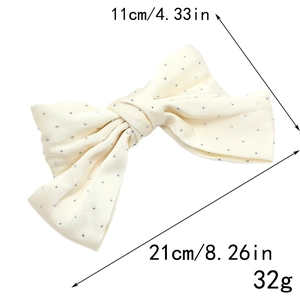 Vue détaillée du nœud en satin avec strass et dimensions précises 21cm sur 11cm
