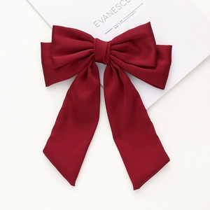 Barrette élégante en satin bordeaux avec nœud triple couche et longs rubans pour femme