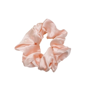 Chouchou élégant en satin de soie rose clair avec texture plissée sur fond blanc