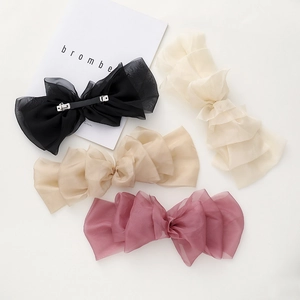 Quatre couleurs de barrettes à nœud en organza avec détails sur le clip en métal
