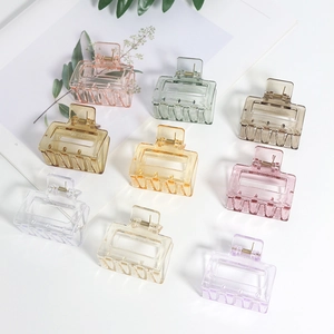 Détail de 9 pinces à cheveux rectangulaires mates aux couleurs Morandi translucides