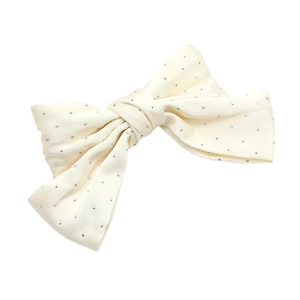 Barrette nœud élégante en satin blanc cassé avec strass argentés sur fond blanc