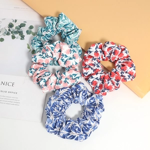Lot de quatre chouchous en tissu avec motifs de feuilles tropicales et fleurs
