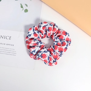 Chouchou en tissu à fleurs rouges et feuilles bleues sur fond blanc pour femme