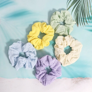 Chouchous Doux en Seersucker à Carreaux pour Femmes Élastiques en Tissu à Bulles Doux à Damier Grands Anneaux de Cheveux Accessoires de Mode