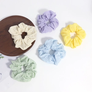 Lot de cinq chouchous à carreaux pastel aux couleurs douces crème violette jaune et bleue