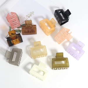 Vue de dessus de 11 pinces à cheveux rectangulaires colorées mates et brillantes de mode