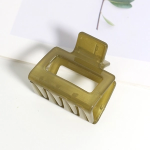 Vue détaillée d'une pince à cheveux carrée mate vert olive translucide pour femme