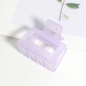 Détail d'une pince à cheveux carrée violette avec une finition en résine mate