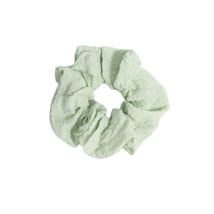 Chouchou à carreaux vert menthe avec bande élastique pour un coiffage minimaliste