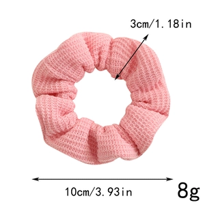 Pink knitted scrunchie detail showing 3cm inner and 10cm outer diameter size dimensions