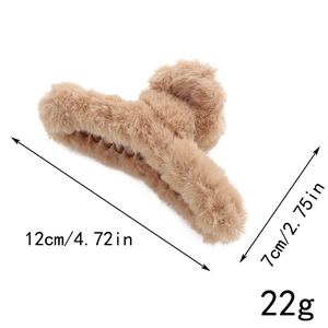 Dettaglio della grande pinza per capelli in peluche kaki da 12cm con morbida ecopelliccia