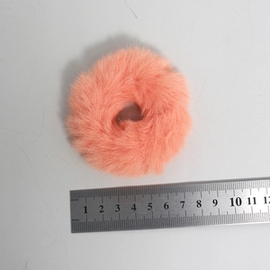 Elastico per capelli in finta pelliccia rosa corallo da 8cm misurato con un righello