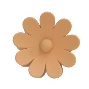 Pince à cheveux fleur orange mat au design minimaliste pour coiffures élégantes et relevées