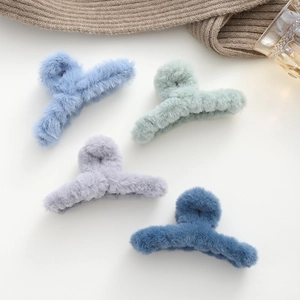 Set di mollette per capelli in pelliccia sintetica in blu, verde e viola per l'inverno
