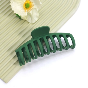 Détail de la grande pince à cheveux vert foncé mat avec une finition dépolie