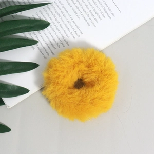 Dettaglio dell'elastico in peluche giallo zenzero con morbida trama in finta pelliccia
