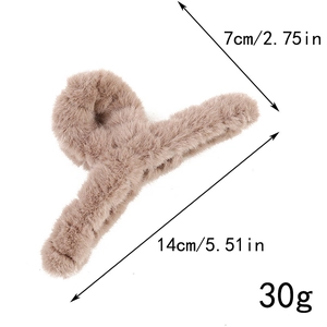 Vue détaillée de la pince à cheveux en fausse fourrure kaki avec dimensions 14x7 cm