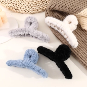Lot de quatre grandes pinces à cheveux de 13cm en fausse fourrure lapin en gris et noir