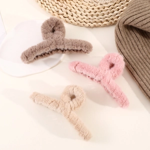 Pinces à cheveux extra larges 13cm en fausse fourrure de lapin en café, rose et crème hiver