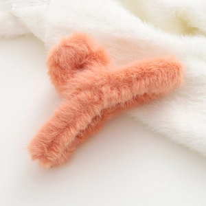Dettaglio della pinza per capelli in peluche corallo con morbida pelliccia sintetica