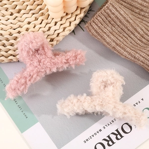 Cute faux lamb wool hair claw clips in beige and pink for cozy winter hairstyling