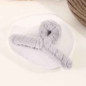 Vue détaillée d'une grande pince à cheveux de 13cm en fausse fourrure gris clair