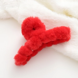 Primo piano di un fermaglio per capelli in peluche rosso con morbida pelliccia sintetica