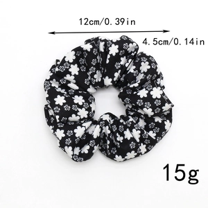 Detailansicht des Haargummis mit schwarz-weißem Blumenmuster und 12cm Durchmesser Maßen