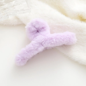 Dettaglio del fermaglio per capelli in peluche viola chiaro con morbida finta pelliccia