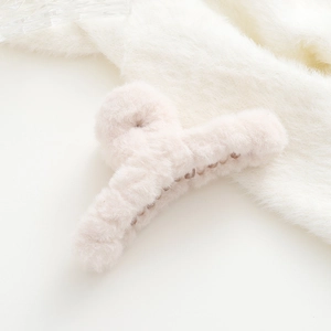 Primo piano dettagliato della molletta per capelli in peluche con soffice ecopelliccia