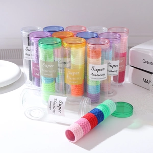 Gros plan d'un ensemble d'élastiques à cheveux sans couture dans un bocal transparent