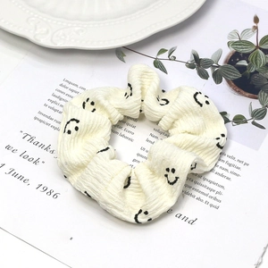 Chouchou minimaliste en coton crème avec motifs smiley sur papier décoratif