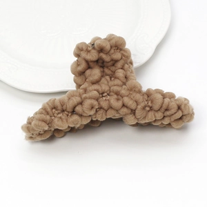 Pince à cheveux minimaliste en peluche marron café avec texture à bulles pour femmes
