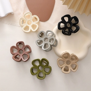 Detailset aus sechs Blumen-Haarklammern aus Harz in Creme, Oliv und Kaffeetönen