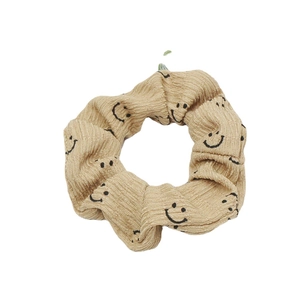 Chouchou en coton bulle kaki avec motif smiley noir minimaliste pour queue de cheval