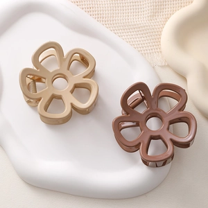 Matte Blumen-Haarklammern aus Harz in Beige und Braun für Damen-Haarstyling
